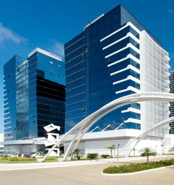 Prédio onde fica o Studio Petersen, na Av. Paralela